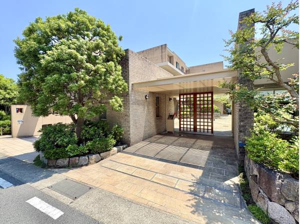 重厚感のある低層レジデンス