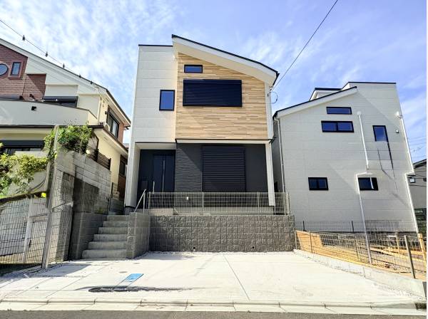 木目調アクセントが光る、スタイリッシュなモダン邸宅