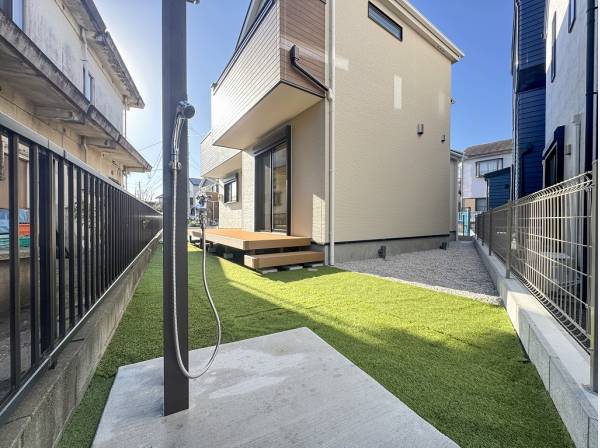 季節問わず美しい緑を愉しめる人口芝の敷かれたデッキスペース