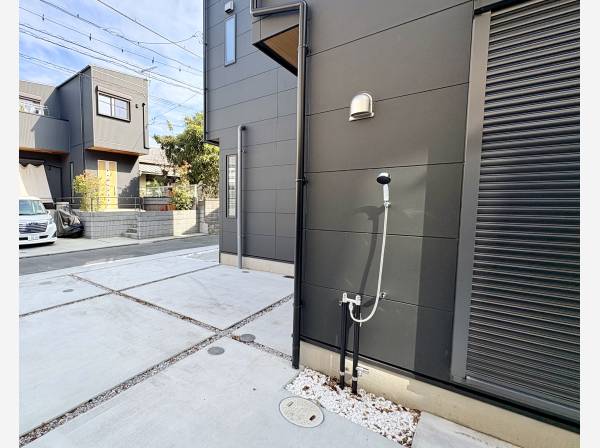 駐車スペースにシャワー付き水栓あります