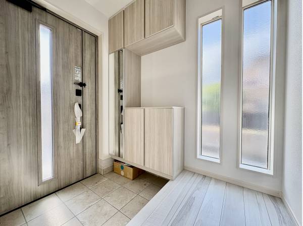 玄関にも大きな窓があるため、明るくて開放感があります！