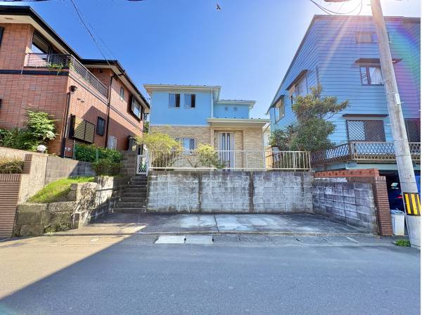 開放感ある敷地です。採光や通風が充分確保された心地良い住空間が望めます