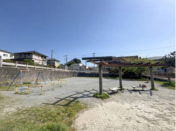 公園まで徒歩２分(約160ｍ)子育て環境にもオススメ