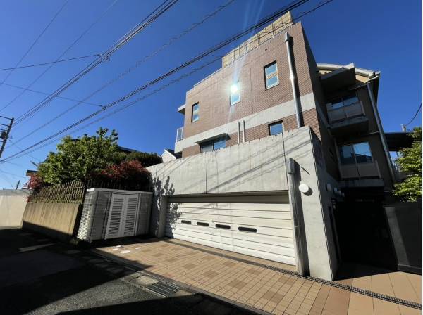 レーモンド設計事務所監修のＲＣ邸宅。２台分のガレージ、計４台は駐車可能