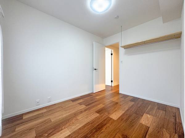 重宝しそうな棚を完備したベッドルーム