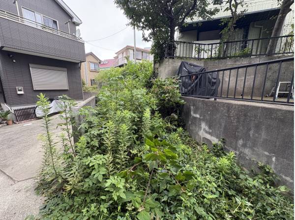 夏の間は草刈りが必要になります！