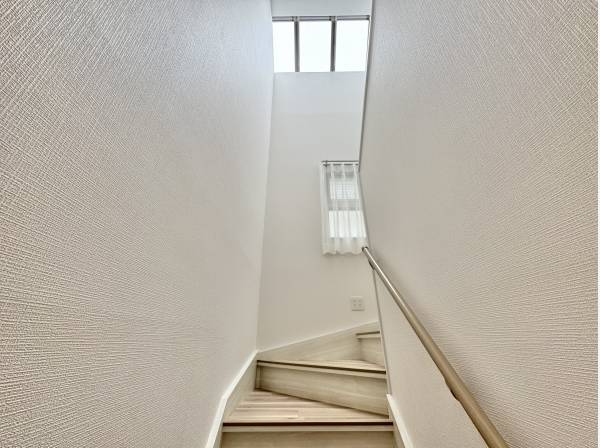 自然光が入り込む明るい、吹き抜け階段♪