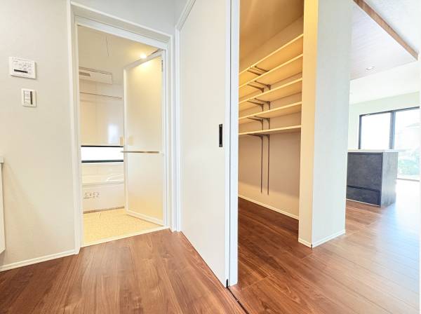 水回りとの家事動線もしっかり設計されてます。