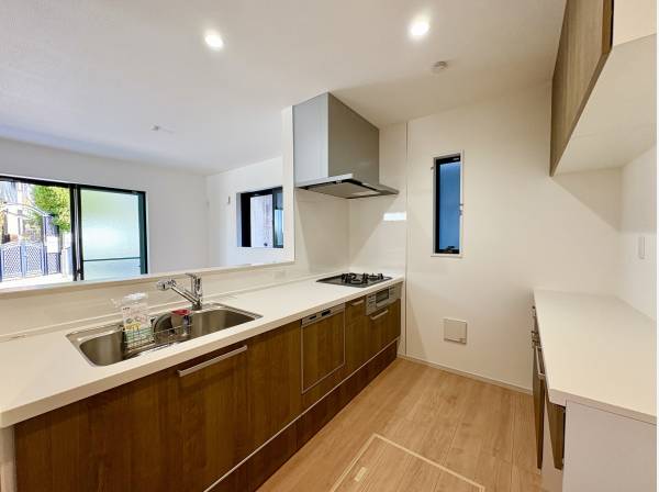 カップボード付きのシステムキッチン