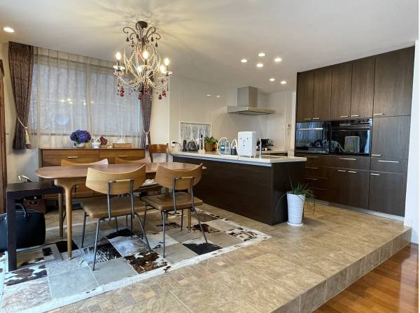 メリハリのあるおしゃれな段差をあしらった約31.3帖のLDK