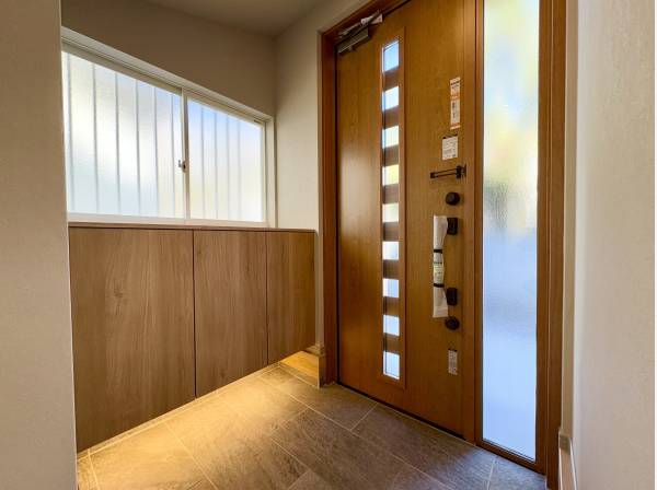 関節照明がオシャレな玄関ホール