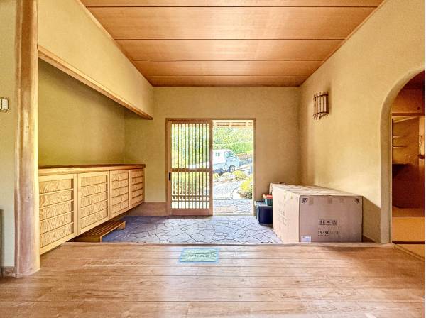 玄関もとても広く作られており、まるで旅館のようです