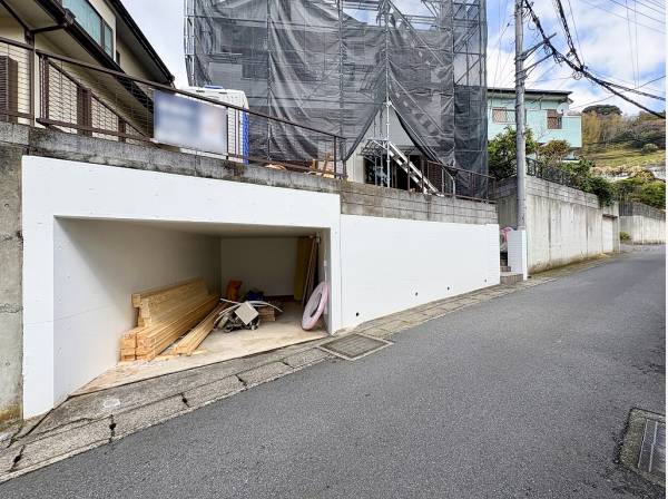 建物部分が道路より高くなっているため開放感があります