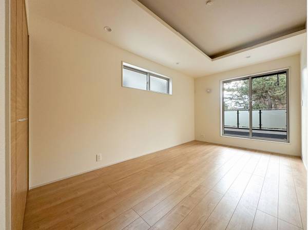 折り上げ天井がモダンな印象を与える洋室