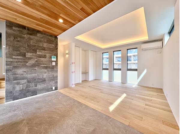 ダイニングとリビングで空間を分けています。