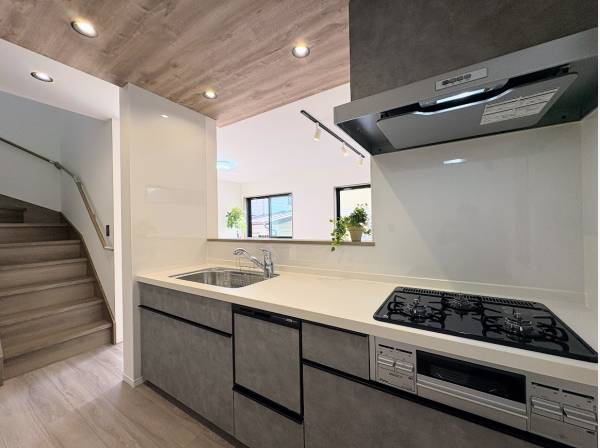 家族の顔が見える対面式キッチン