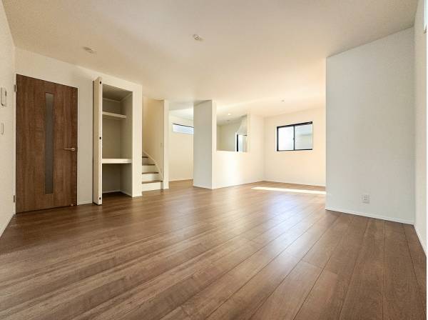 あちこちから会話が飛び交いそうな開放的なLDK