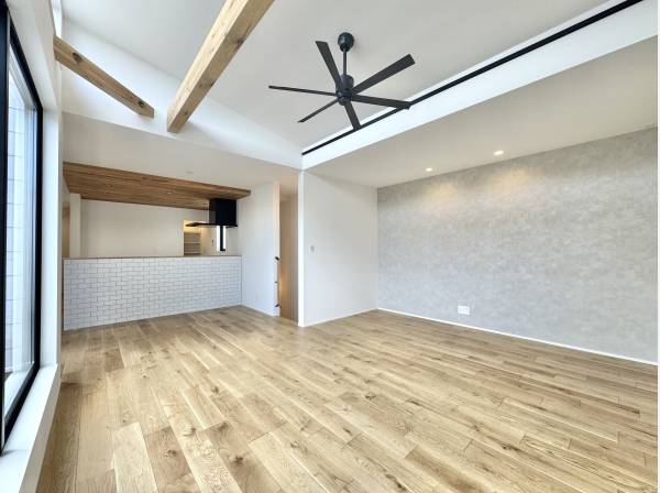 高天井がもたらす開放感、光と風が巡るリビング空間。