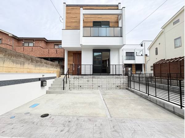 駐車スペース並列2台分ございます。