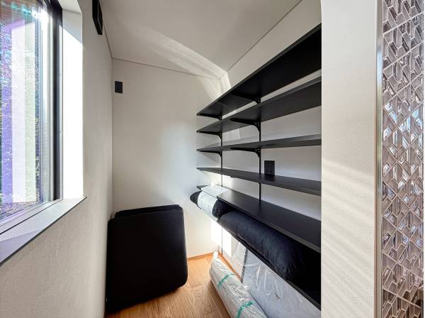 キッチン奥には大型パントリーも完備