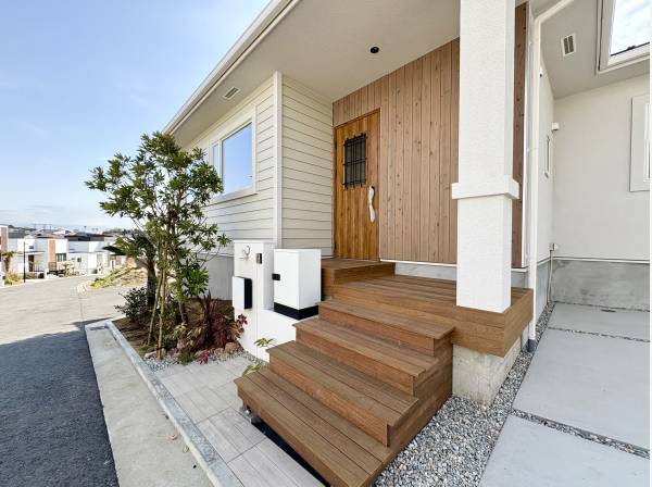 玄関アプローチはウッドデッキの洋風スタイル