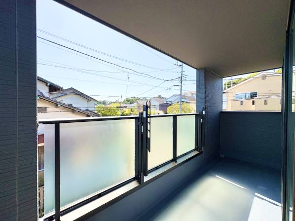 軒の深いバルコニーは広々としています。