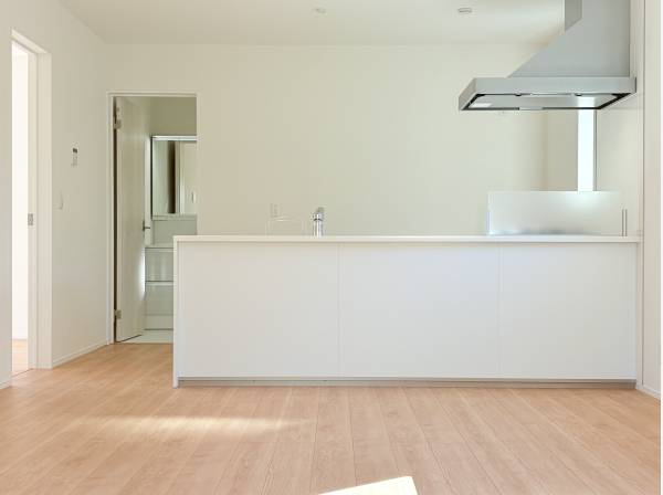 明るいダイニング、キッチン