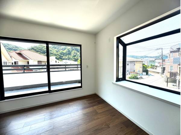 出窓のある７．５帖の洋室は明るく開放的なお部屋です