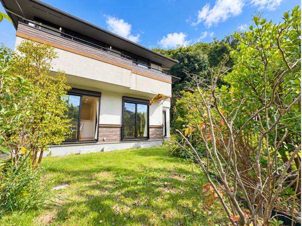 緑に囲まれたゆとりあるお庭。季節の移ろいを愉しむ贅沢な空間。
