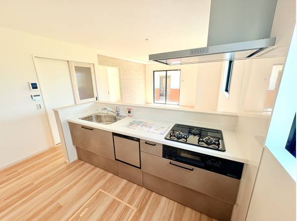 食洗機付きで家事の負担を軽減。リビングを見渡せる対面キッチンです