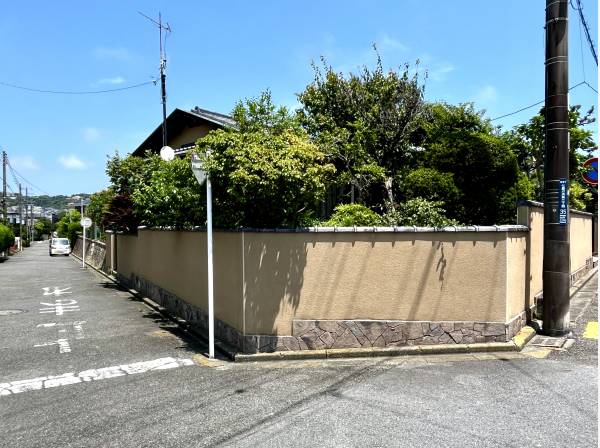 角地の開放感がございます。