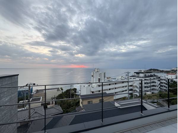 どんより雲の日でも海をこんなに近くに感じます。