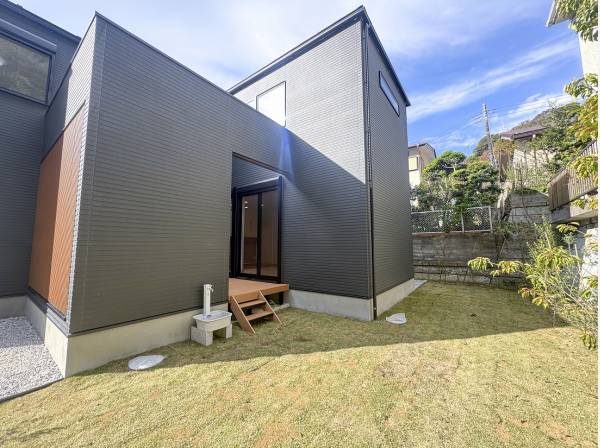 陽当たりの良い芝生のお庭へと繫がります