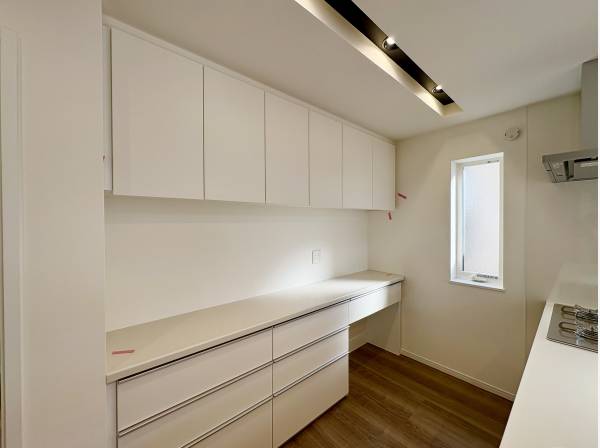 大容量のカップボード付き