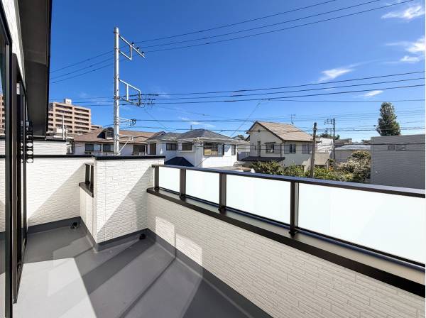 遮る建物のない開放的な眺望が広がるバルコニー