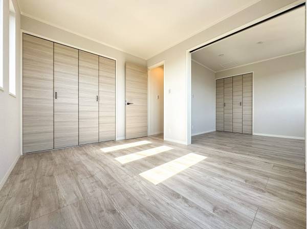 2つの洋室を合わせてゆったりとした広い空間を作ることも