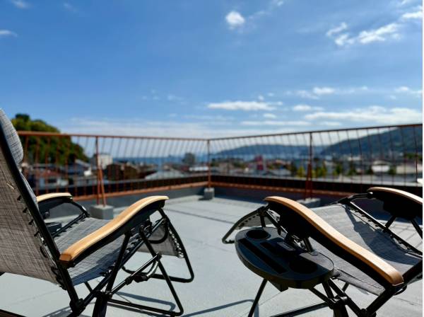 ルーフバルコニーからから望む宇佐美海岸と街並み