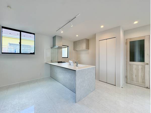 ペニンシュラタイプのキッチンは作業効率が上がるため人気のキッチンです