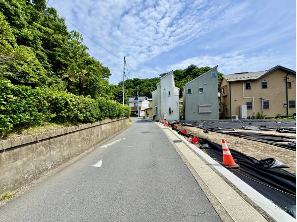 前面道路は広々約4.6m

