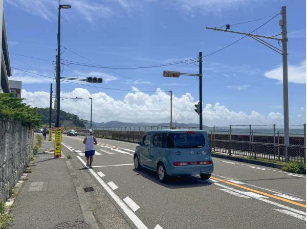 左には稲村ケ崎公園が見えます。最近は温泉も人気（徒歩7分、約550m）