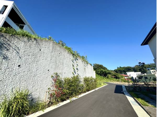 宅地用の道路のため車の往来が少なく大型車も安心
