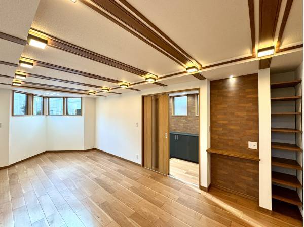 光と素材の表情が重なり合う落ち着いたLDK