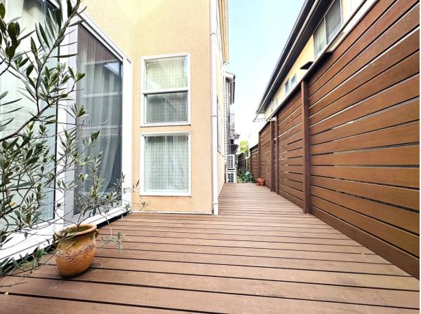 1階の居室からはウッドデッキへ！セカンドリビングとしても◎