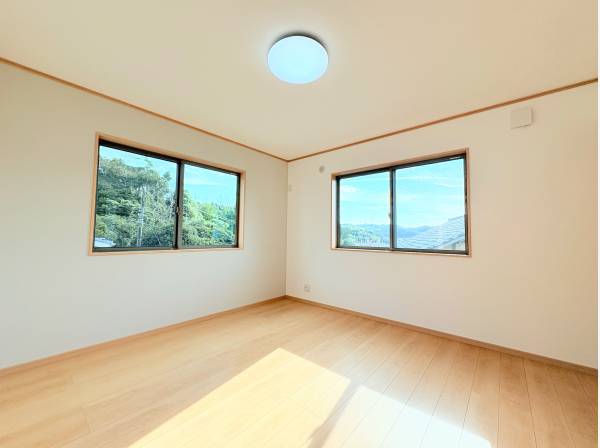 2面採光で部屋全体が明るくなります。