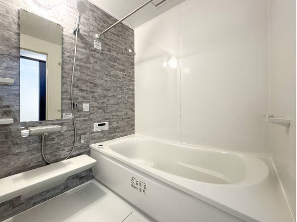 モザイクタイルが洗練感を与えるバスルーム