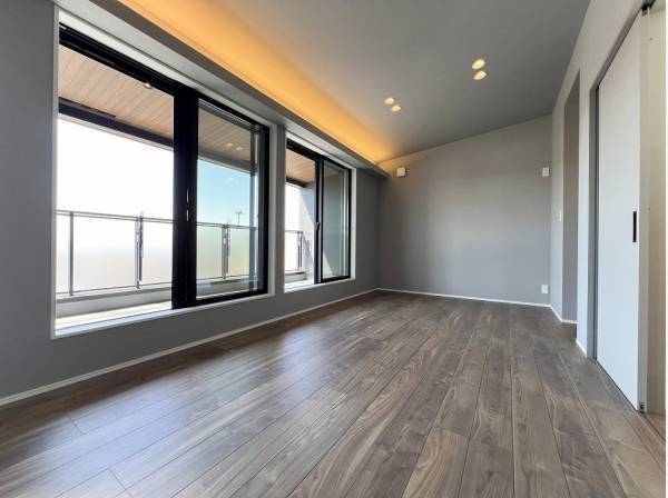 開放的な勾配天井の洋室はウォークインクローゼットを完備