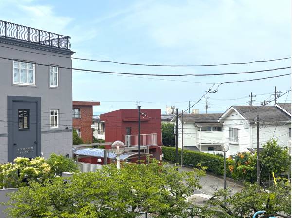 バルコニーからは海がちらり