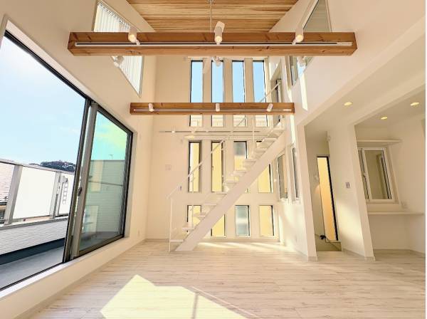 たくさんの窓から心地良い光が差し込みます