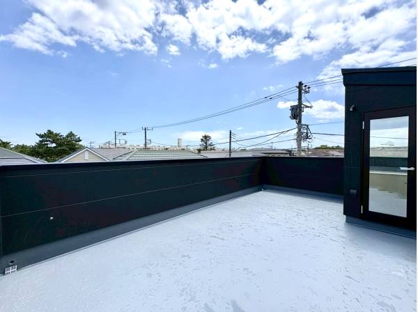 お庭感覚で外空間を楽しめるプライベートバルコニー
