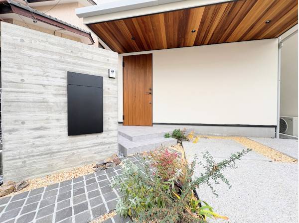 スタイリッシュな外構とモルタル調の門柱